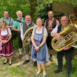 Die acht Musikerinnen und Musiker der „Wirtshausmusi“ beenden traditionell die Veranstaltungsreihe „Musik am Marktplatz“ der Stadt Nördlingen und verbreiten dabei gute Stimmung mit einem bunten Repertoire. 