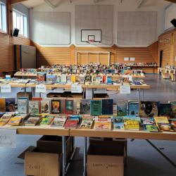 Das Bild zeigt den Bücherbasar