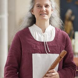 Das Bild zeigt Carmen Bleicher mit ihrer Blockflöte.