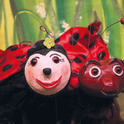 Das Bild zeigt das Kindertheater: Uggl in Gefahr
