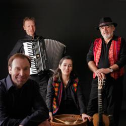 Siembra spielt lateinamerikanische Weihnachtsmusik.