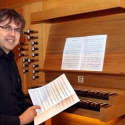 Thomas Greif an der Orgel.