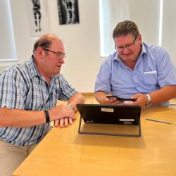 v.l.: Werner Hahn und Digitallotse Johann Kechele. 