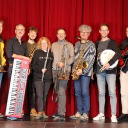 Das "Der kleine Horrorladen"-LIVE-Orchester mit (v.l.) Ralf Irmler, Marcus Prügel, André Schneider, Cathy Smith, Karsten Sell, Harald Hänsel, Tom Höpfner und Arndt Pischke - zudem mit dabei: Raffael Müller, Christian Möwes und Rainer Hauf 