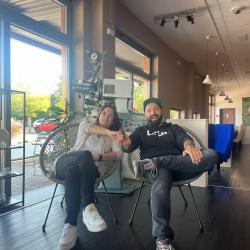 Kinobetreiberin Marion Böhm (links) und Fladenpiraten Marcel Kraft laden wieder ein zu KULT-KINO. Exklusiv für einen Abend kommen Filmklassiker zurück ins Kino Nördlingen. 