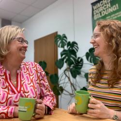 Zu sehen sind Frauen die sich über die Nachhaltigkeit ihres Kleiderschrankes unterhalten.