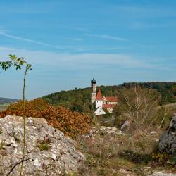 Blick auf die evangelische Kirche St. Georg und das Kloster Mönchsdeggingen