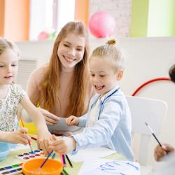 Das Bild zeigt einen Kindergarten.