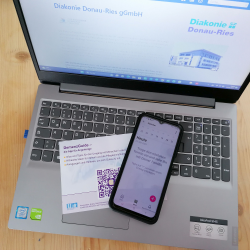Zu sehen sind die Apps „Nui – Die PflegeleichtAPP" und „DemenzGuide“.