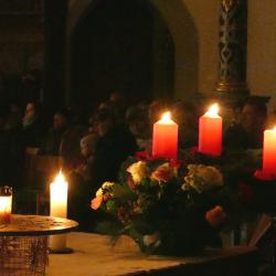 Das Bild zeigt einen Adventskranz.