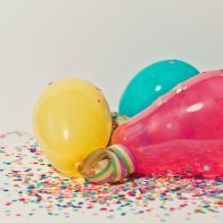 Das Bild zeigt Luftballons