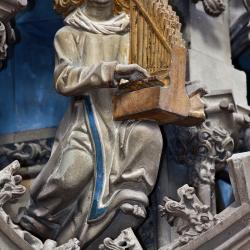 Das Bild zeigt eine Statue der St. Georgskirche.