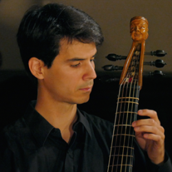 Viktor Töpelmann an der Viola da Gamba.