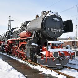 Das Bild zeigt eine Eisenbahn.