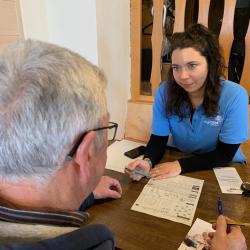 Lisa Laininger, wissenschaftliche Mitarbeiterin im Projekt digiDEM Bayern, bei einem Demenz-Screeningtest.