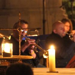 Friedenslicht aus Bethlehem mit Bläsern im Hintergrund.