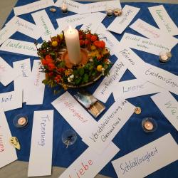 Das Bild zeigt einen geschlossenen Trauerkreis.