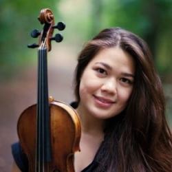 Julia Heusler mit ihrer Violine.