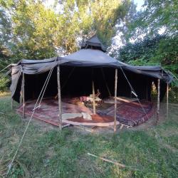 Auf dem Bild ist eine Jurte im Wurzelhof zu sehen.