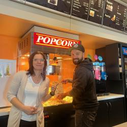 Filmparty im Ries-Theater Nördlingen. Fladen-Pirat Marcel Kraft (Fladen-Piraten, rechts) und Marion Böhm (Kino-Nördlingen) bringen die Kult-Romanze Dirty Dancing für einen Abend zurück auf die Leinwand des Nostalgie-Kinos "Ries-Theater Nördlingen".