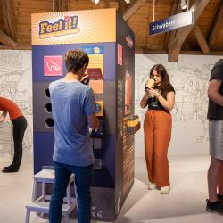 Blick in die Sonderausstellung „Schwaben! Unterwegs im Bezirk“.