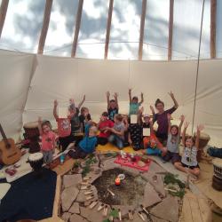 Auf dem Bild sind Kinder in einem Tipi zu sehen.