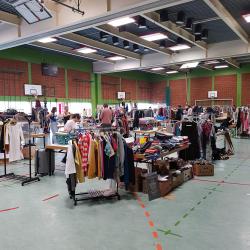 Das Bild zeigt den Mädelsflohmarkt.