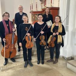 Hier sieht man die Musiker und Musikerinnen des Kirchenkonzerts Stabat Mater von Luigi Boccherini.