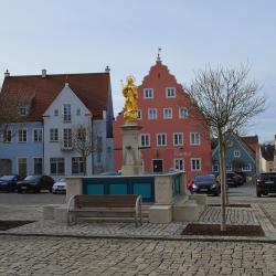 Auf dem Bild ist der Wemdinger Marktplatz zu sehen.