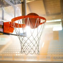 Das Bild zeigt einen Basketballkorb.