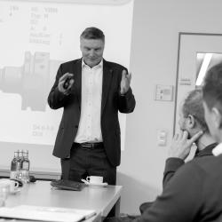 Das Bild zeigt: Johann Hofmann (Maschinenbau-Ingenieur), Referent des Vortragsabends, ist seit über 30 Jahren in der Digitalisierung von Fertigungsprozessen tätig und gilt deutschlandweit als gefragter Keynote-Speaker.