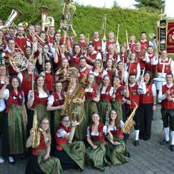 Die Vereinigte Musikkapelle Tapfheim mit roten Trachten