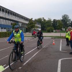ADFC-Fahrsicherheitstrainer Karl-Heinz fährt den Parcours vor. 