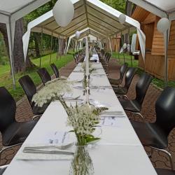 Hier sieht man die Vorbereitung zum weißen Picknick in Donauwörth.