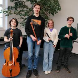 Drei Personen haben eine Blockflöte in der Hand, die Vierte Person hat ein Cello in der Hand und steht Links.