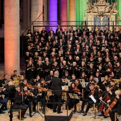 Hier sieht man ein Orchester unter der Leitung von Kirchenmusiker Udo Knauer.