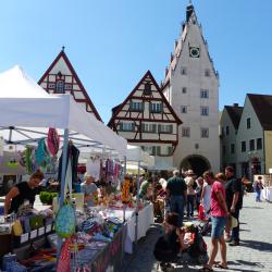 Hier sieht man den Kunsthandwerkmarkt in Monheim.