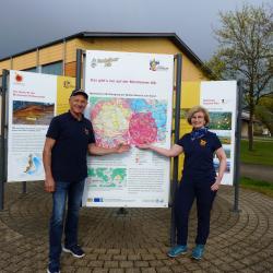Die zertifizierten Geopark-Ries-Führer Ursula Kneißl-Eder und Andreas Seel bieten geführte Wanderungen in der Monheimer Alb an