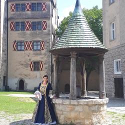 Frau vor Brunnen bei Schloss Harburg