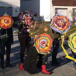 Die Feenschirme sollen schlechte Gedanken fernhalten und gute zulassen. Sie sind auf dem Stadtfest zu sehen.