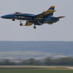 Hier sieht man einen Modell-Jet im Flug.