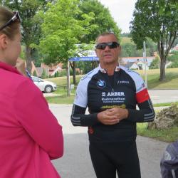 Karl-Heinz Feldner (Mitte) im Gespräch mit den Tour-Teilnehmern bei einer ähnlichen Tagestour