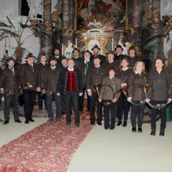 Das Bild zeigt die Jagdhornbläser bei der Hubertusmesse im Jahr 2023 in Mönchsdeggingen.