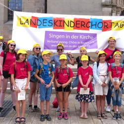 Das Bild zeigt die Abordnung der Nördlinger Kinderkantorei beim Landeskinderchortag 2022 in Heilsbronn.