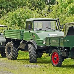 Hier sieht man mehrere Unimog.