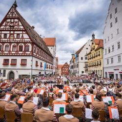  Die Knabenkapelle Nördlingen spielt anlässlich ihres 100-jährigen Jubiläums eine Serenade am Samstag, 13. Juli 2024, auf dem Marktplatz im Rahmen der Veranstaltungsreihe „Musik am Marktplatz“ in Nördlingen.