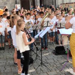 Die Bläserklassen, der Chor der Grundschule Mitte und das Vororchester der Knaben- und Stadtkapelle Nördlingen