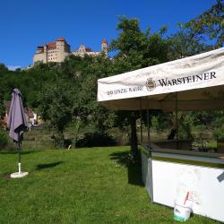 Wunderbarer Ausblick auf die Harburg bietet der neue Biergarten BUBS an der Wörnitz