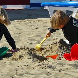 Hier sieht man spielende Kinder.