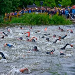 Der Schwimmstart beim Oettinger Triathlon 2023.